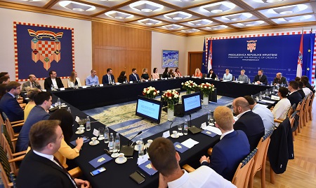 okrugli_stol_ured_predsjednice2 Okrugli stol na temu “Biti mlad i ostati živjeti u Hrvatskoj”