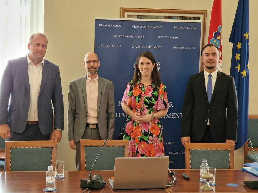 okrugli-stol-4 Okrugli stol na temu “Hrvatska izumire, što poduzeti?”